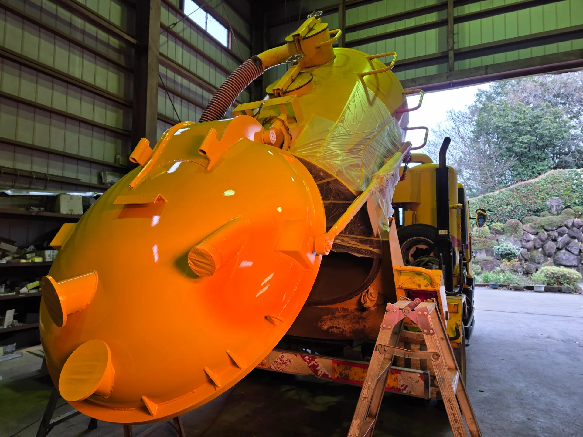 吸引車リヤハッチ交換