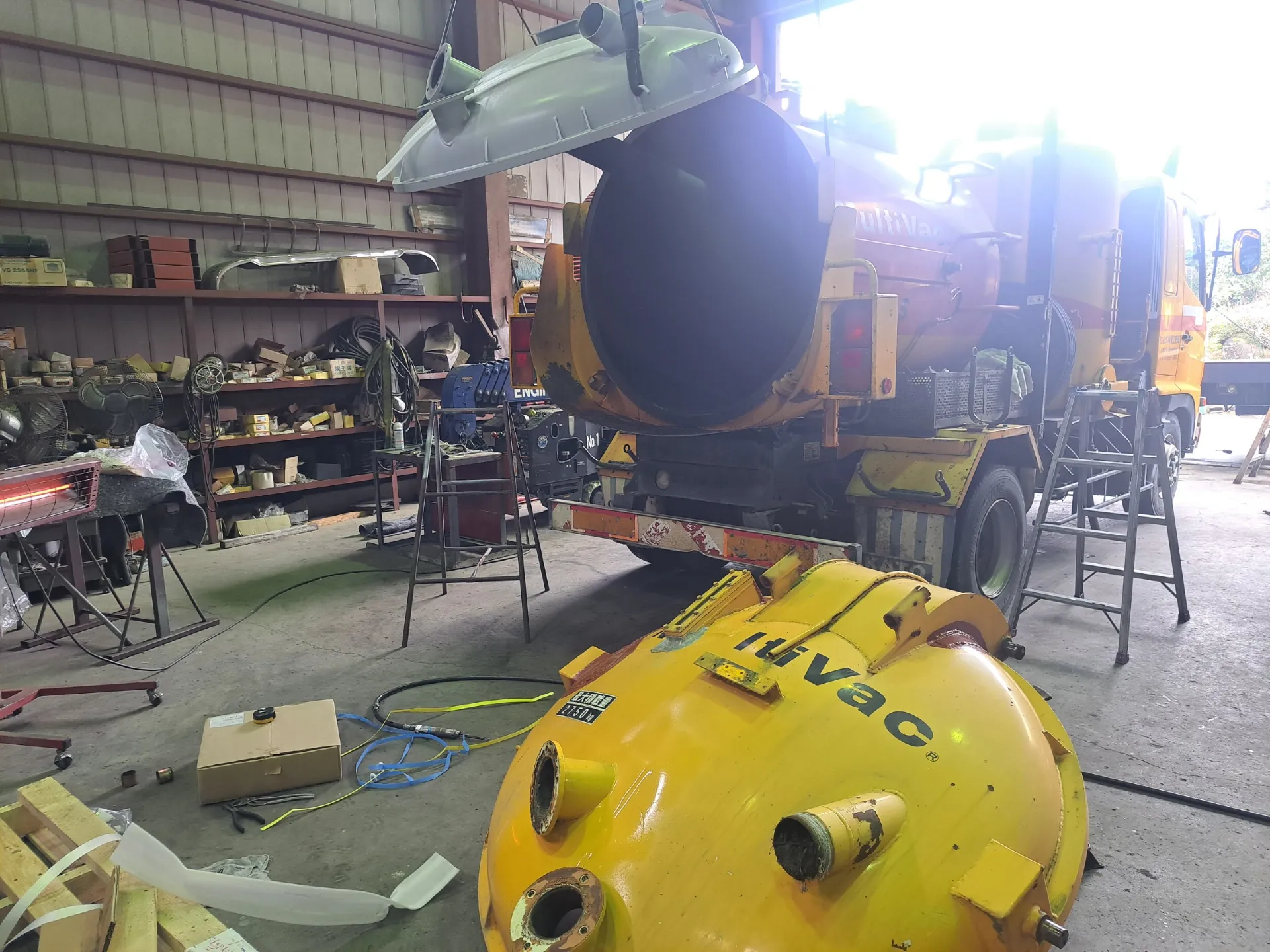 吸引車リヤハッチ交換