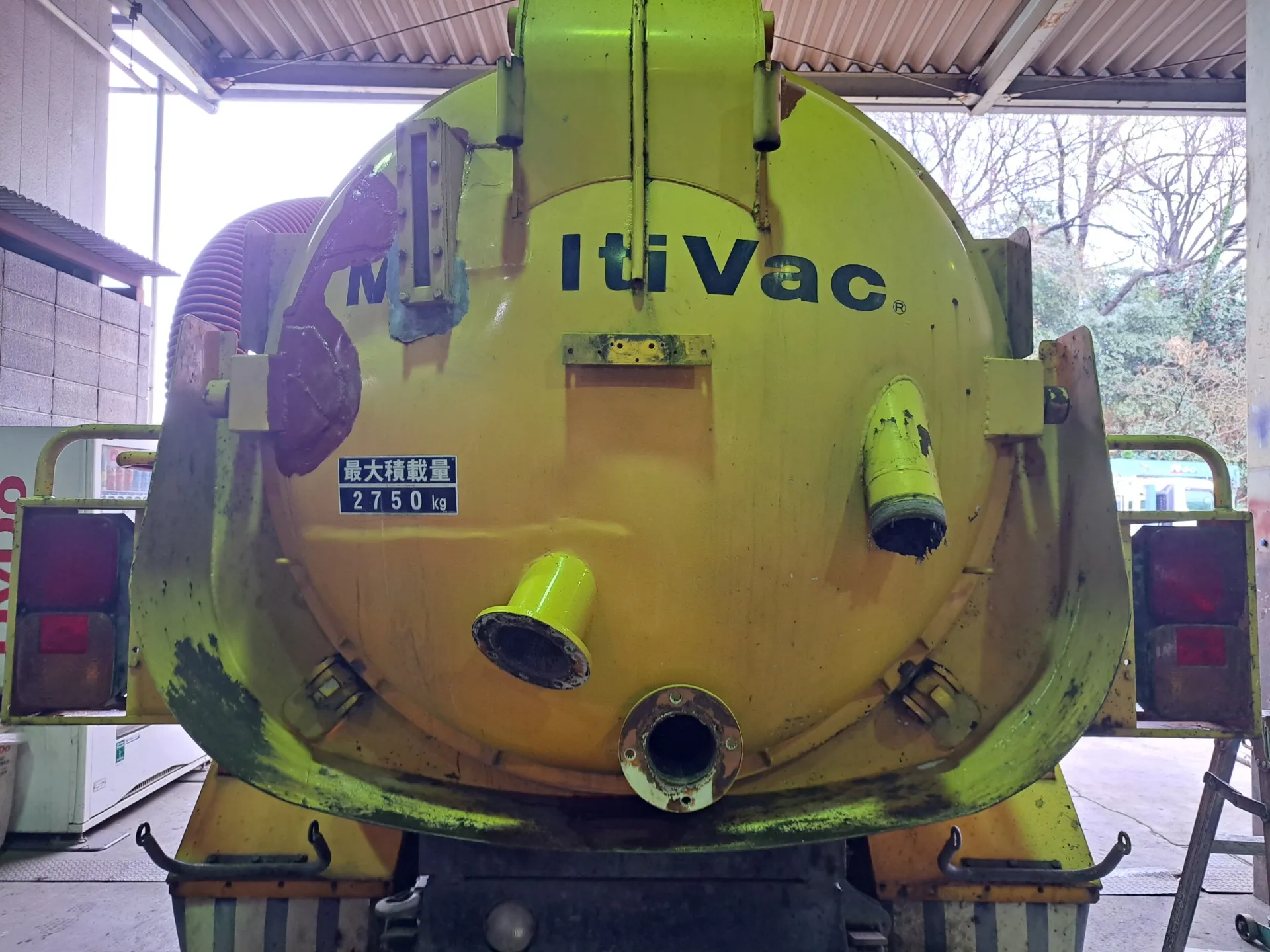 吸引車リヤハッチ交換