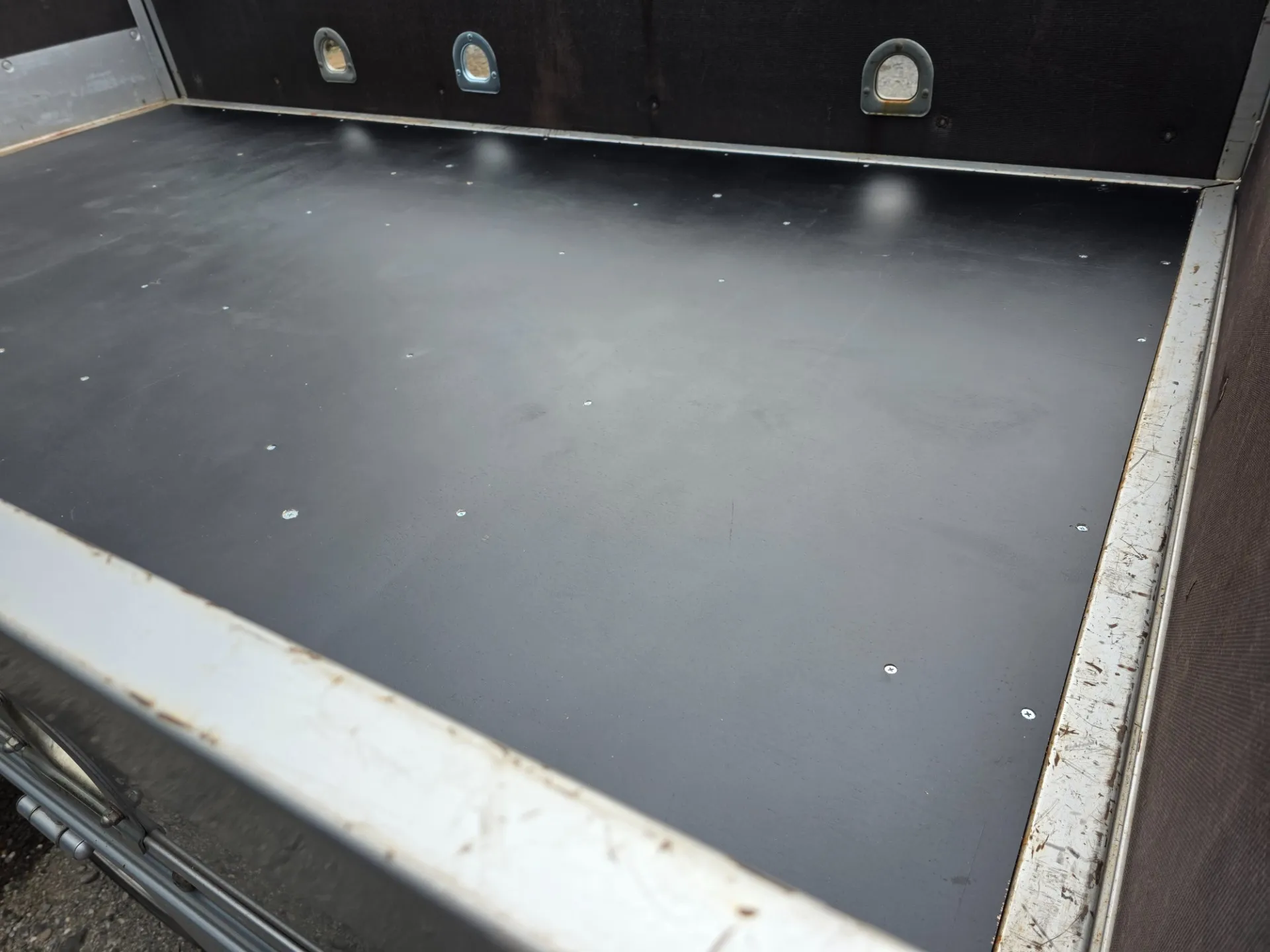 荷台床板交換、アオリロープ穴1対追加工事