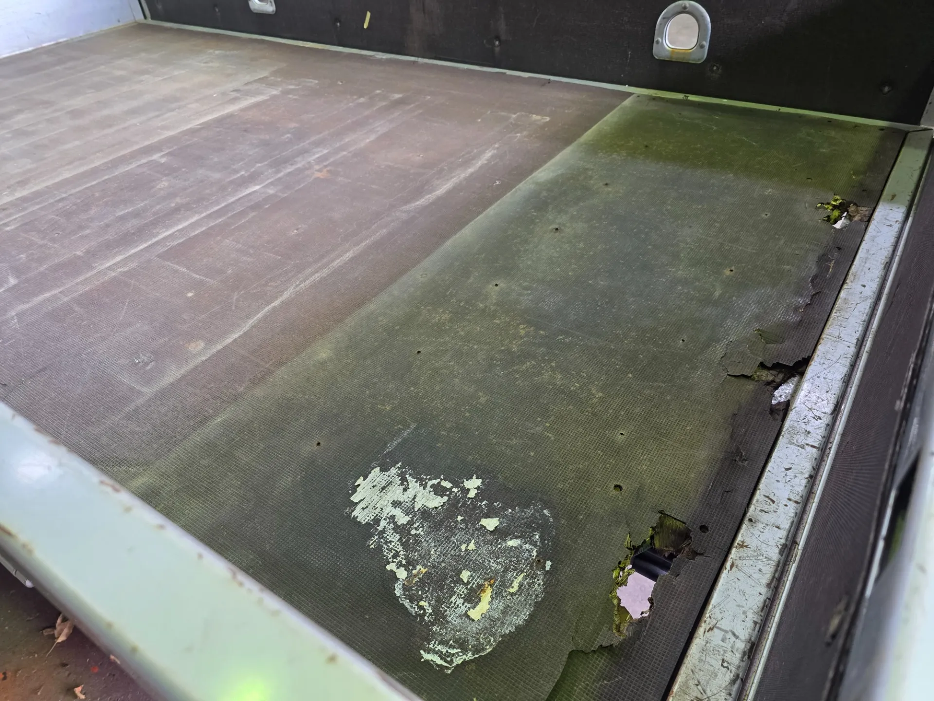 荷台床板交換、アオリロープ穴1対追加工事